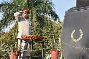 The Governor of Arunachal Pradesh Lt. Gen (Retd) Nirbhay Sharma at the War Memorial, Parachute Regimental Training Centre, Bangalore on 12th December 2014